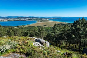 Veduta aerea di spiagge e piccoli villaggi lungo la Ria de Pontevedra in Spagna.