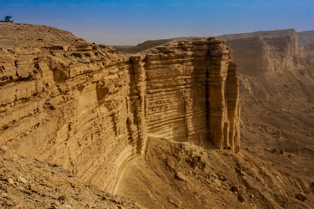 Une falaise rocheuse à couper le souffle à environ 120 km de Riyad