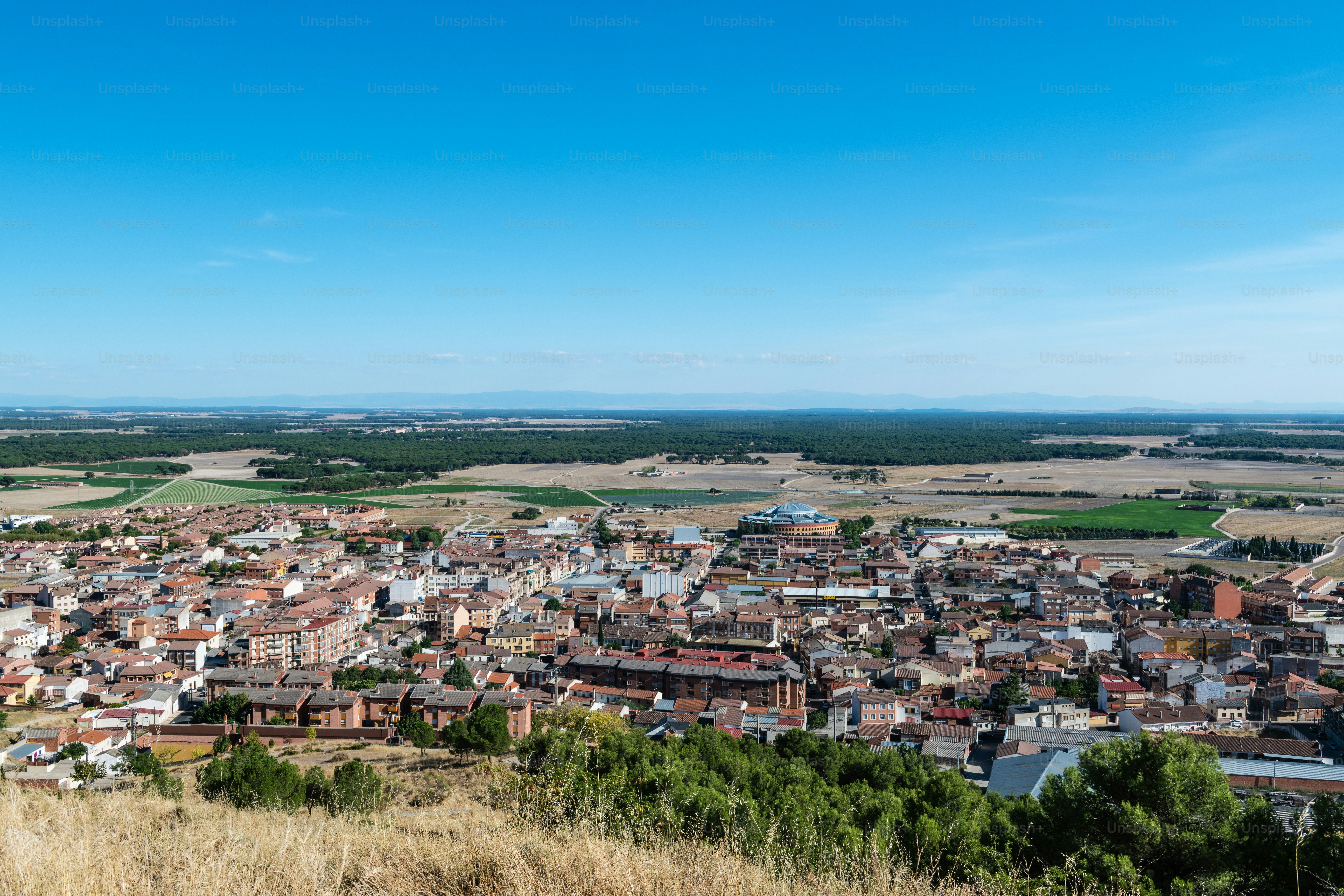 Vista de Iscar de seu castelo, uma pequena cidade velha na província de Valladolid em Castela e Leão, com a praça de touros reconstruída ao fundo.