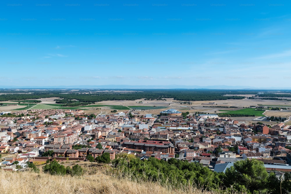 Vista de Íscar desde su castillo, un pequeño casco antiguo de la provincia de Valladolid en Castilla y León, con la plaza de toros reconstruida al fondo.