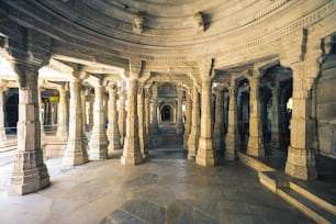 Ranakpur Jain-Tempel oder Chaturmukha Dharana Vihara in Rajasthan, Indien
