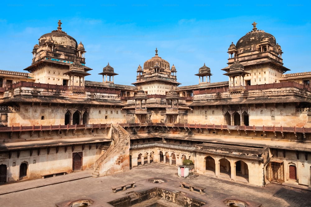 Il Palazzo Jahangir o Jehangir Mahal è una cittadella situata nella città di Orchha nel Madhya Pradesh, in India