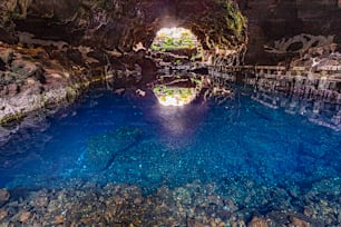 Höhle Jameos del Agua, malerische Höhle mit See auf Lanzarote, Kanarische Inseln, Spanien