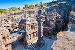 Le temple Kailasa ou Kailash est le plus grand temple hindou taillé dans la roche des grottes d’Ellora dans le Maharashtra, en Inde
