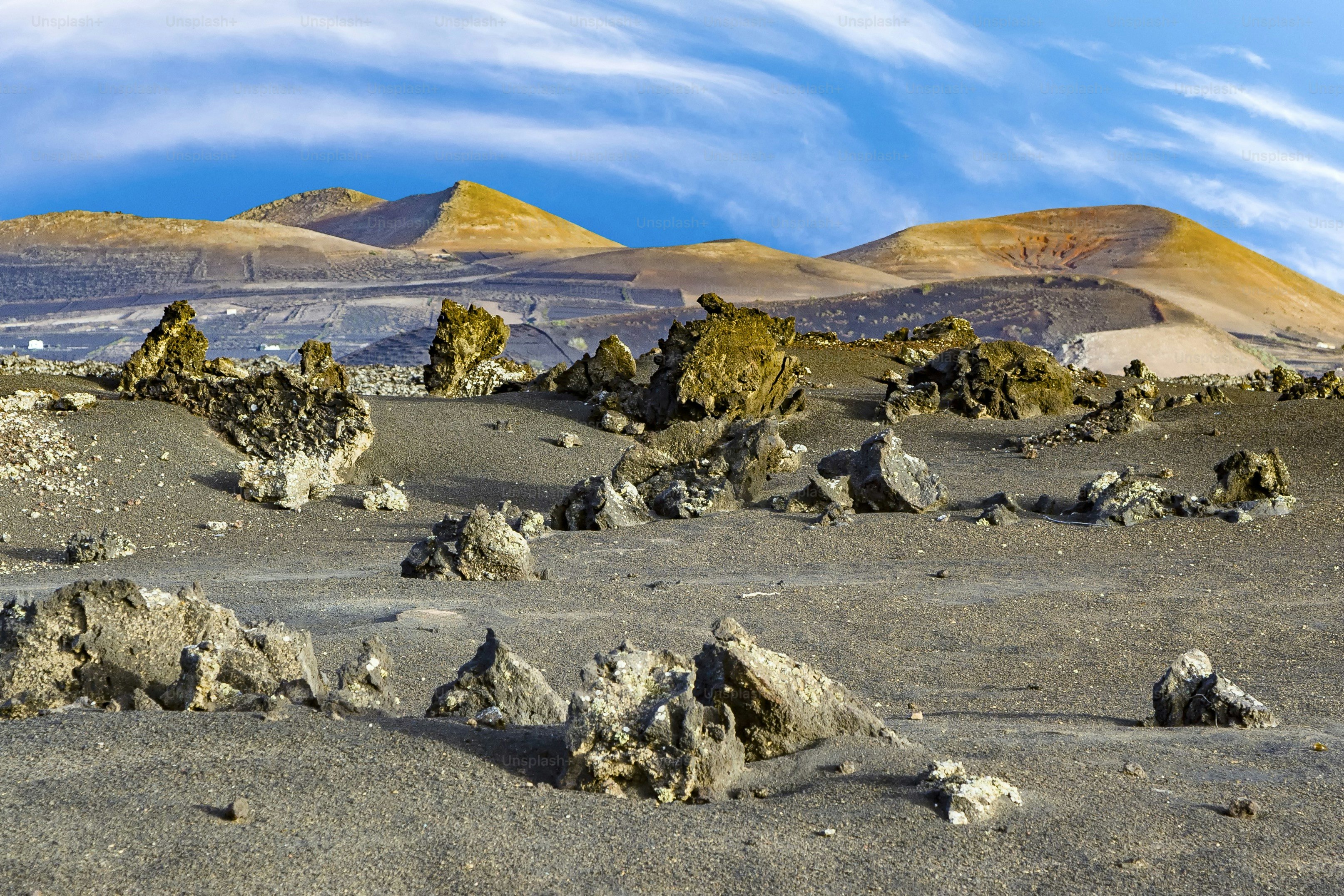paisagem do vulcão ao pôr do sol, parque nacional de Timanfaya em Lanzarote, Espanhapaisagem vulcânica no parque nacional Timanfaya, Spain