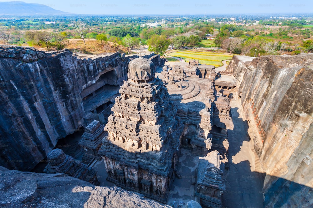 카일라사 또는 카일라쉬 사원은 인도 마하라슈트라의 엘로라 동굴에 있는 가장 큰 암석 절단 힌두교 사원입니다