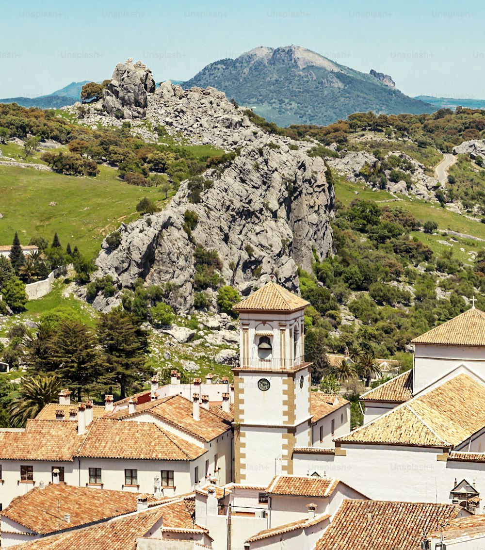 Casas brancas de Grazalema cercadas por montanhas em Espanha