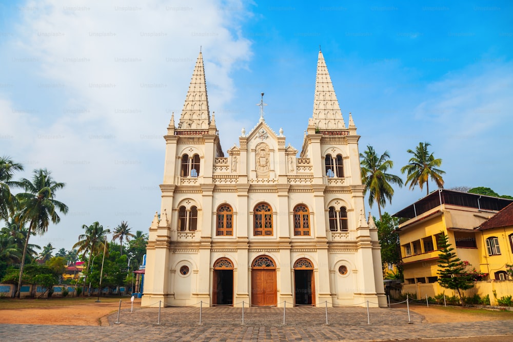 Basílica de Santa Cruz o iglesia de la Diócesis Católica Romana de Cochin ubicada en Fort Kochi en Cochin, India