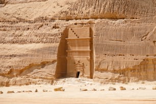 ジャバルアルバナト、ヘグラで最大の墓のクラスターの1つで、サウジアラビアのアルウラの砂岩のすべての側面に巧みに彫られたファサードを備えた29の墓があります