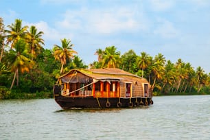 Una casa galleggiante che naviga nelle backwaters di Alappuzha nello stato del Kerala in India
