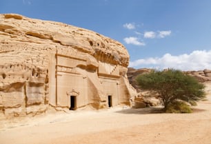 Jabal Al Banat, eine der größten Ansammlungen von Gräbern in Hegra mit 29 Gräbern, die kunstvoll geschnitzte Fassaden auf allen Seiten des Sandsteinfelsens haben, Al Ula, Saudi-Arabien