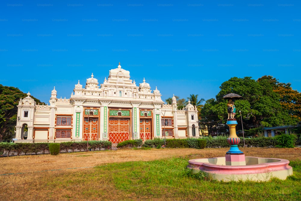 인도 마이소르 (Mysore)시의 ��중심에있는 Jayachamarajendra 또는 Jaganmohan Art Gallery