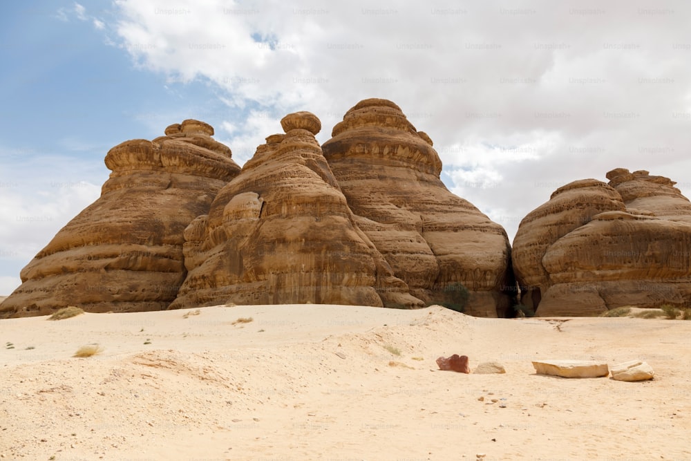 Vista exterior da formação rochosa para o Siq Jabal Ithlib em Al Ula, Arábia Saudita