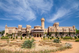 Der Bangalore Palace ist ein Palast im britischen Stil in der Stadt Bangalore in Karnataka, Indien