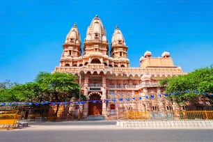 El templo de Chhatarpur o Shri Aadya Katyayani Shakti Peetham es un templo hindú ubicado en la ciudad de Delhi en la India