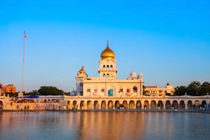 Das Gurudwara Bangla Sahib oder Gurdwara Sikh House ist das bekannteste Sikh Gurdwara in der Stadt Delhi in Indien