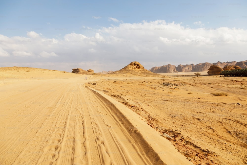 Sandstraße in der Gegend von Al Ula in Saudi-Arabien
