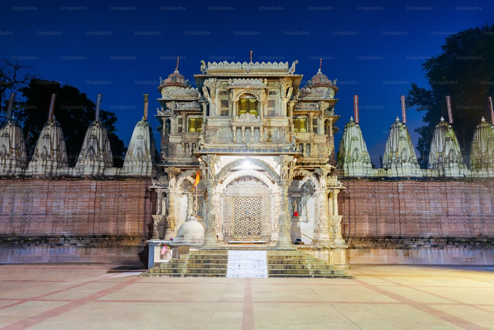 Der Hutheesing-Tempel ist der bekannteste Jain-Tempel in der Stadt Ahmedabad im indischen Bundesstaat Gujarat
