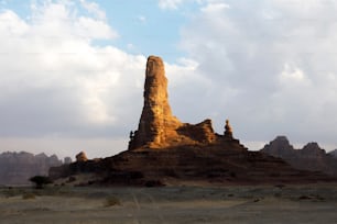 サウジアラビアのアルウラの砂漠のオアシスにある侵食された山々のある典型的な風景