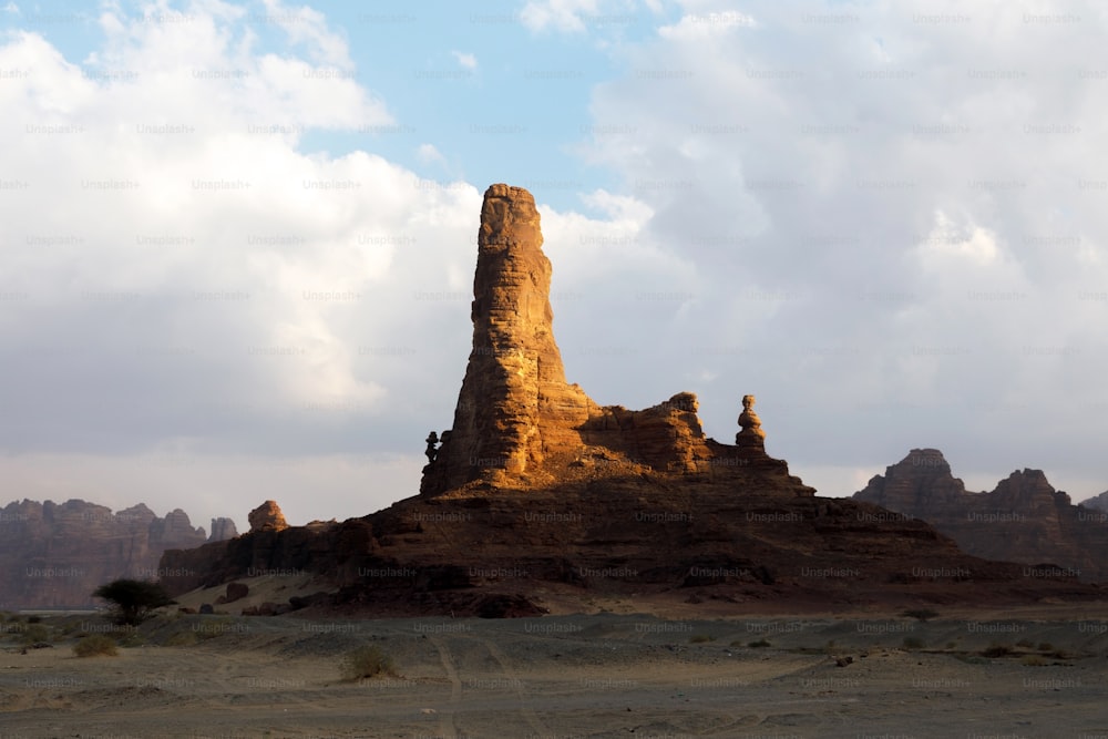 사우디 아라비아의 알 울라 (Al Ula)의 사막 오아시스에서 침식 된 산이있는 전형적인 풍경