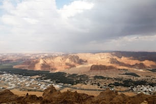 사우디 아라비아의 산악 풍경 한가운데있는 오아시스 인 알 울라 (Al Ula)를 향한 전망