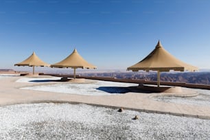Parken Sie mit einem Sonnenschirm in der Nähe von Al Ula. Vom Aussichtspunkt hat man einen schönen Blick hinunter ins Tal, Saudi-Arabien