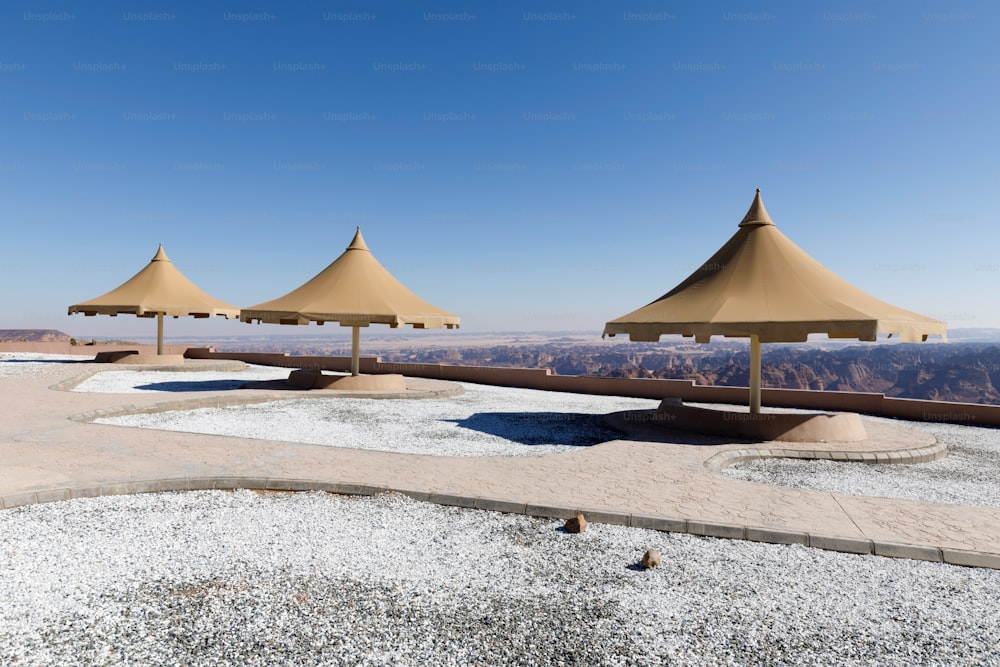 Parken Sie mit einem Sonnenschirm in der Nähe von Al Ula. Vom Aussichtspunkt hat man einen schönen Blick hinunter ins Tal, Saudi-Arabien