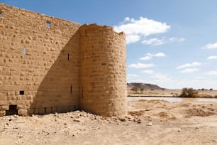 タブーク市近くの石造りのレンガ造りの城からの遺跡。サウジアラビアのシャミ派巡礼者の主要駅の1つでした