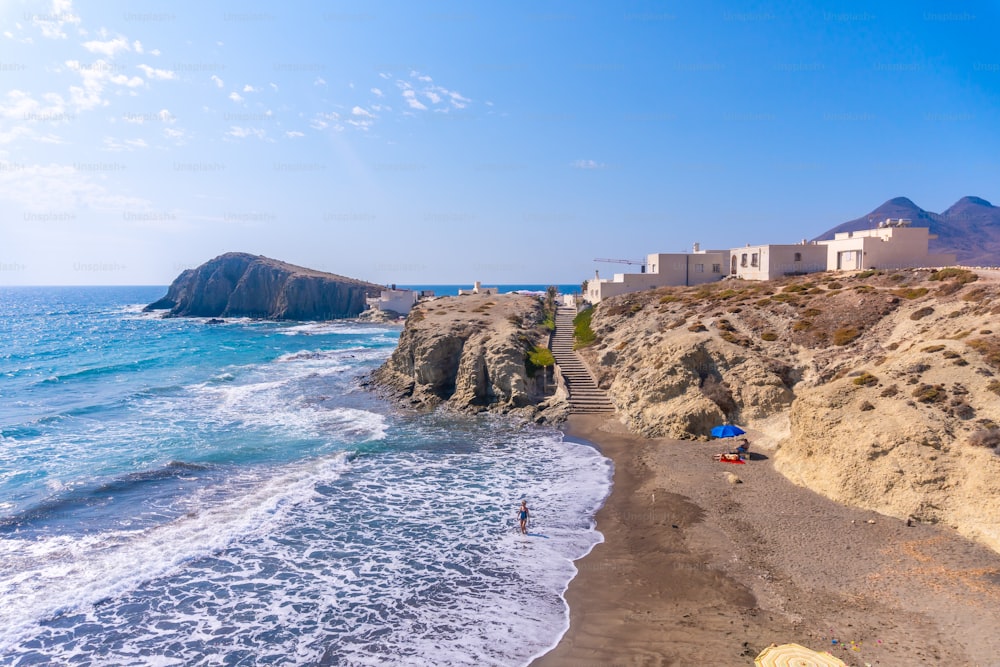 Der wunderschöne Strand an der Küste von La Isleta del Moro im Naturpark Cabo de Gata, Nijar, Andalusien. Spanien, Mittelmeer