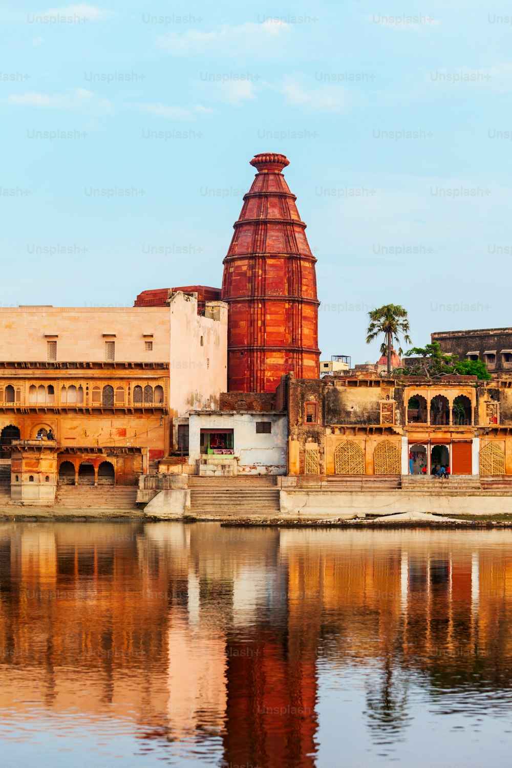 Tempio di Krishna al Keshi Ghat sul fiume Yamuna a Vrindavana vicino alla città di Mathura nello stato indiano dell'Uttar Pradesh