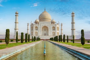 Taj Mahal Vorderansicht spiegelt sich auf dem Reflexionsbecken, einem Mausoleum aus elfenbeinweißem Marmor am Südufer des Yamuna-Flusses in Agra, Uttar Pradesh, Indien. Eines der sieben Weltwunder.