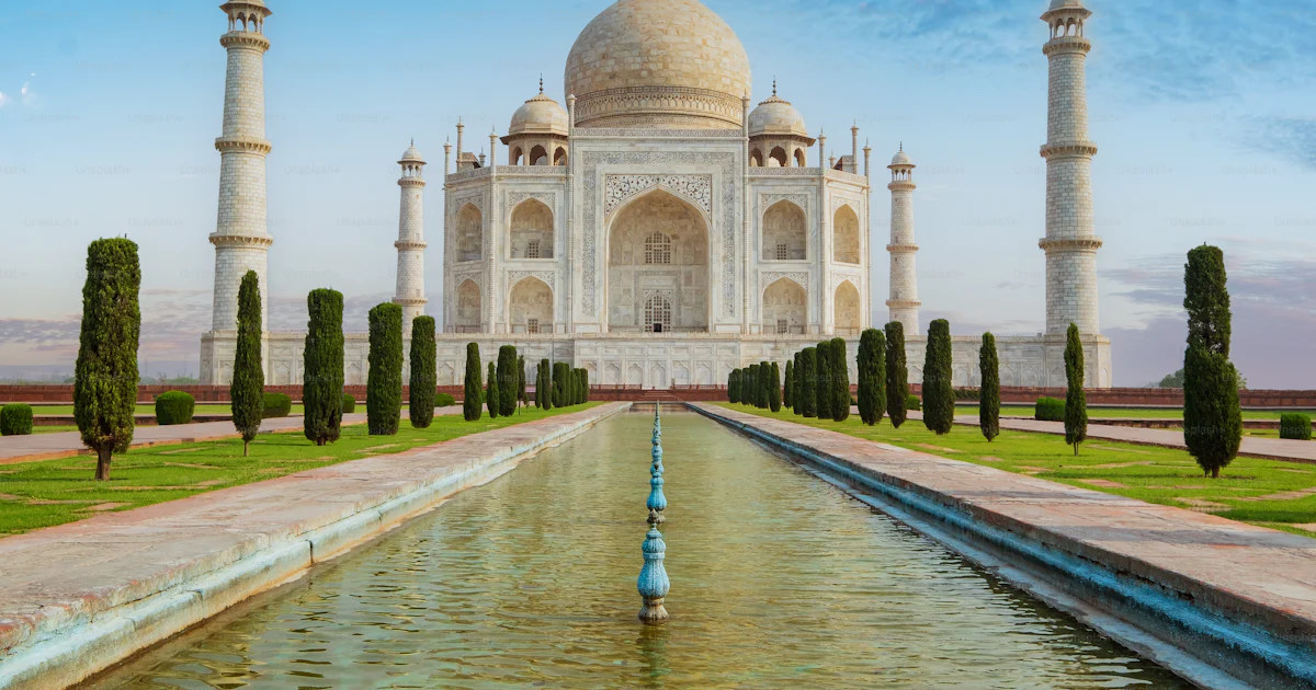 Vue de face du Taj Mahal reflétée sur le bassin de réflexion, un ...