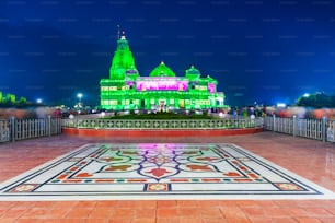Prem Mandir ist ein Hindu-Tempel, der Shri Radha Krishna in Vrindavan in der Nähe der Stadt Mathura im indischen Bundesstaat Uttar Pradesh gewidmet ist