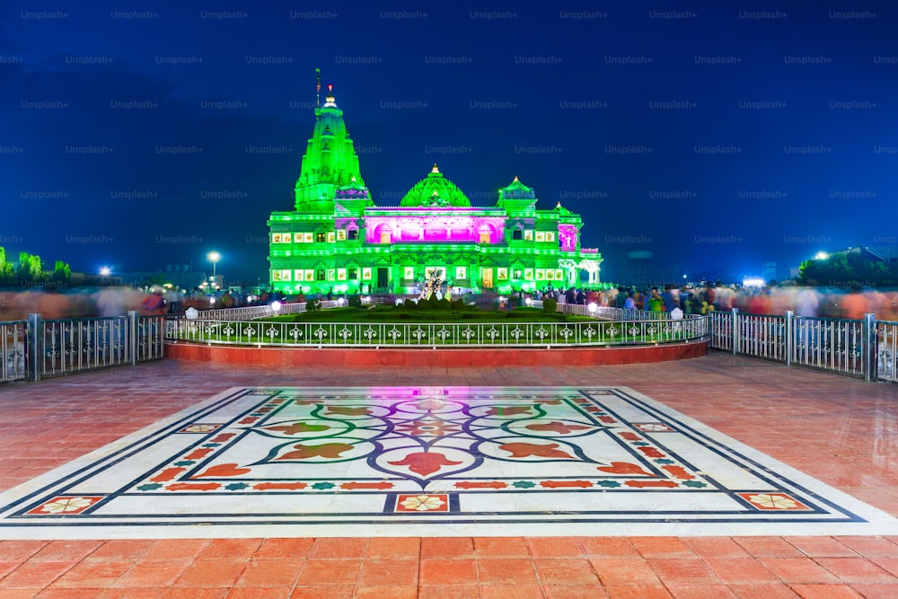 Prem Mandir é um templo hindu dedicado a Shri Radha Krishna em Vrindavan, perto da cidade de Mathura, no estado indiano de Uttar Pradesh