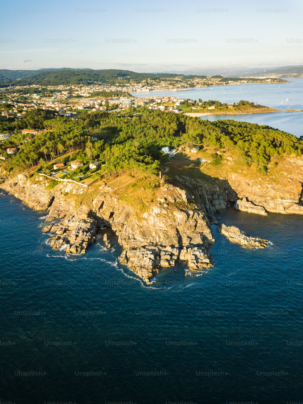 Luftaufnahme der galicischen Küste bei der Eröffnung der Ria de Pontevedra, wo der Atlantische Ozean auf das Land trifft.