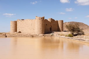 Ruínas de um castelo de tijolos de pedra perto da cidade de Tabuk. Foi uma das principais estações para o peregrino Shamiite, Arábia Saudita
