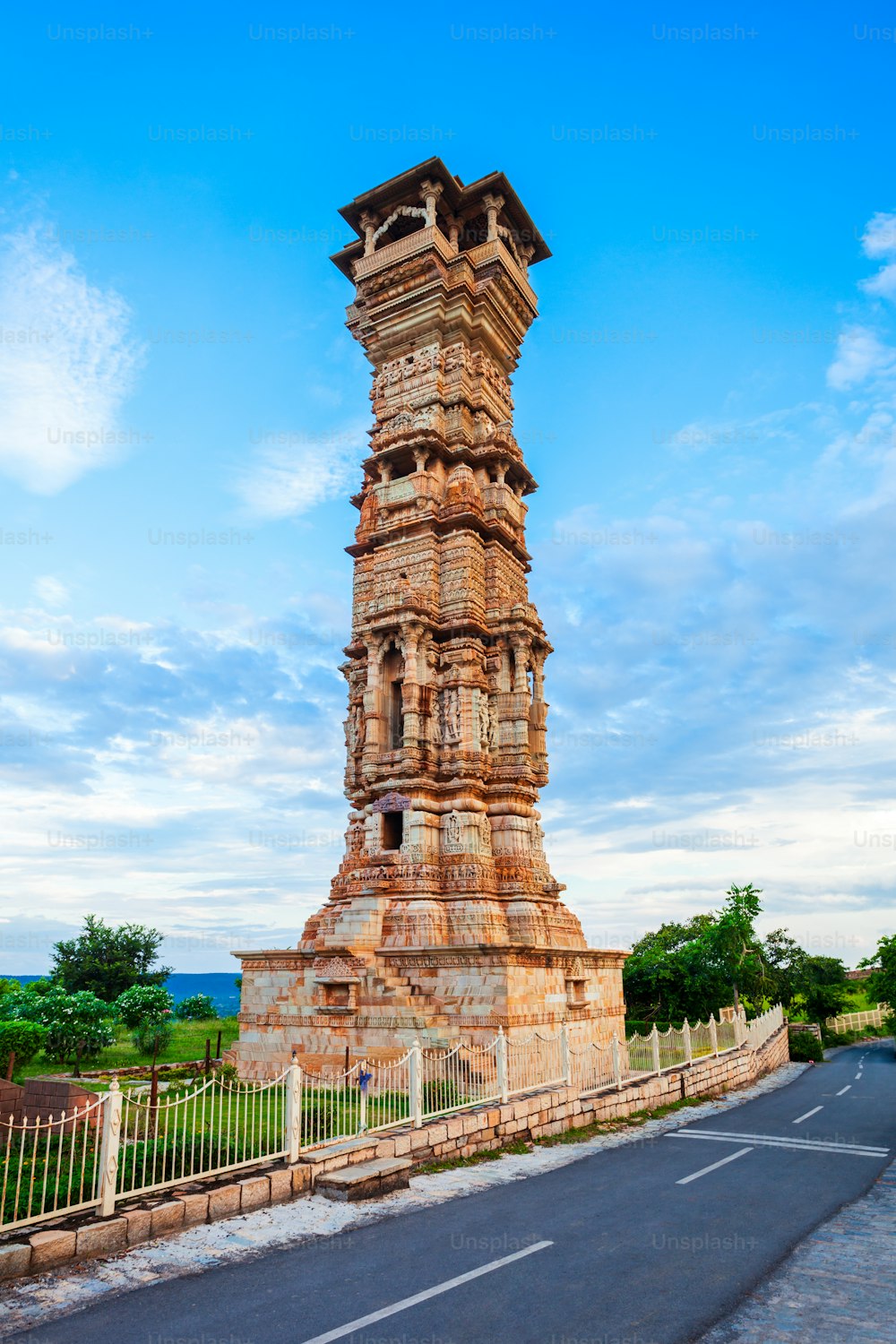 Kirti Stambh는 명예의 탑이 인도 라자스탄 주 치토르가르 시의 치토르 요새에 있는 기념비 타워라는 것을 의미합니다