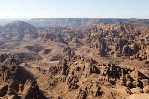 사우디 아라비아 알 울라(Al Ula)의 돌이 많은 사막에 있는 침식된 산들