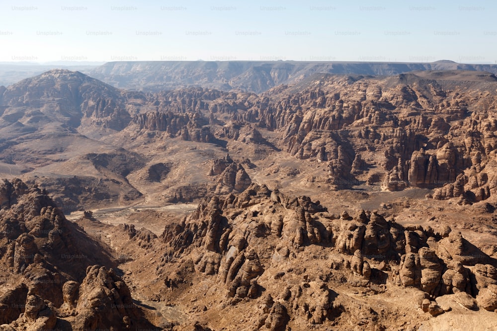 사우디 아라비아 알 울라(Al Ula)의 돌이 많은 사막에 있는 침식된 산들