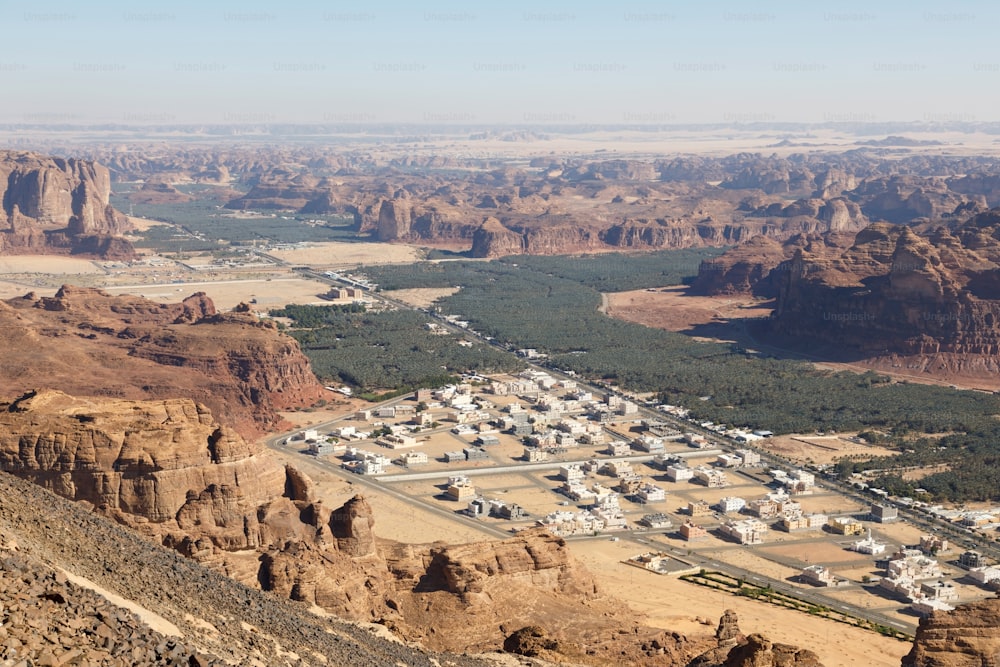 Vista para Al Ula, um oásis no meio da paisagem montanhosa da Arábia Saudita
