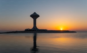 Le château d’eau d’Al Khobar a huit étages à une hauteur de 90 mètres, et un restaurant qui surplombe la ville.