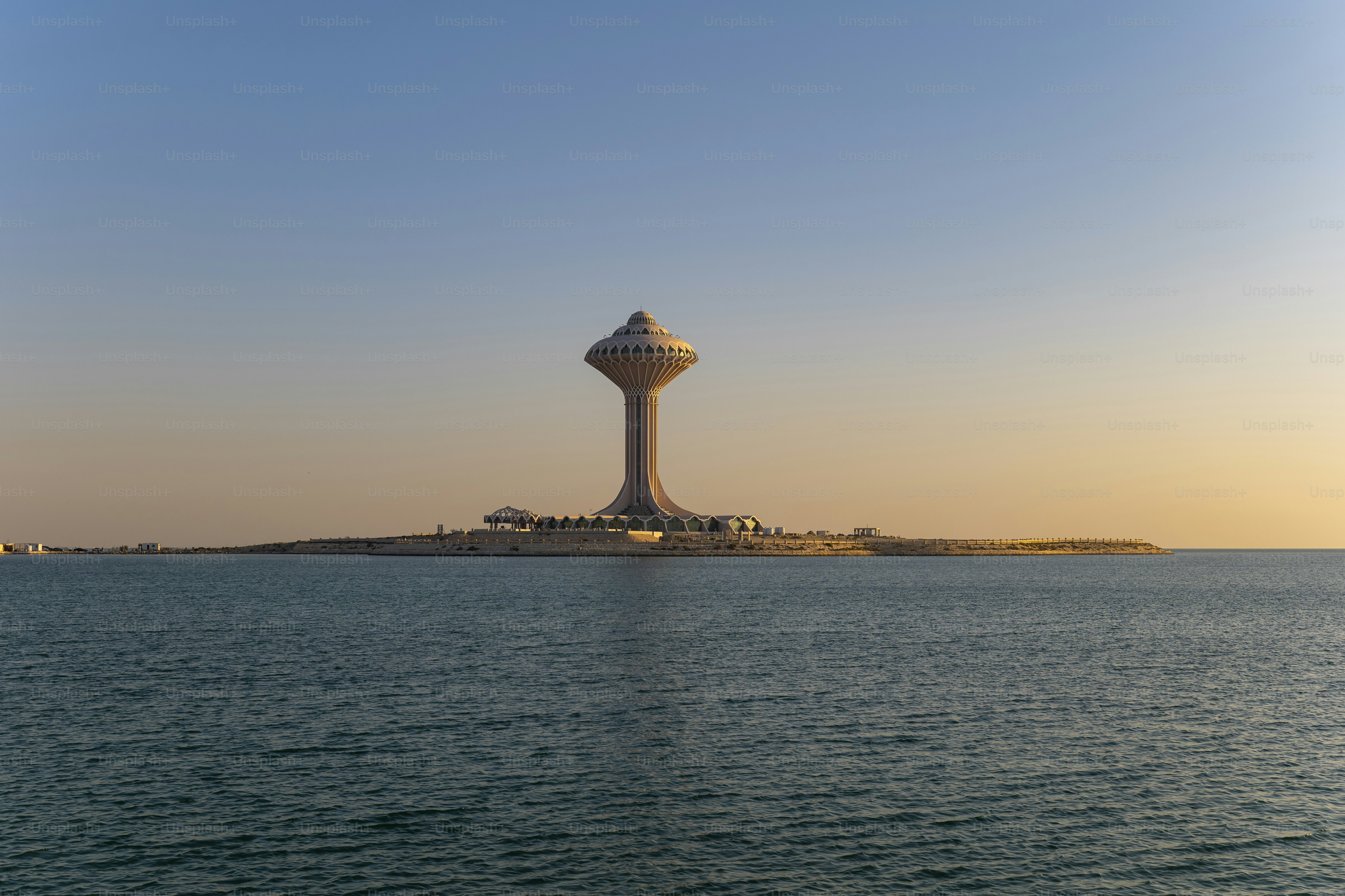 알 코바르 급수탑은 높이 90m의 8층 건물과 도시가 내려다보이는 레스토랑이 있습니다. 사진 – Unsplash의 바다 이미지