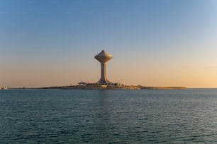 Le château d’eau d’Al Khobar a huit étages à une hauteur de 90 mètres, et un restaurant qui surplombe la ville.