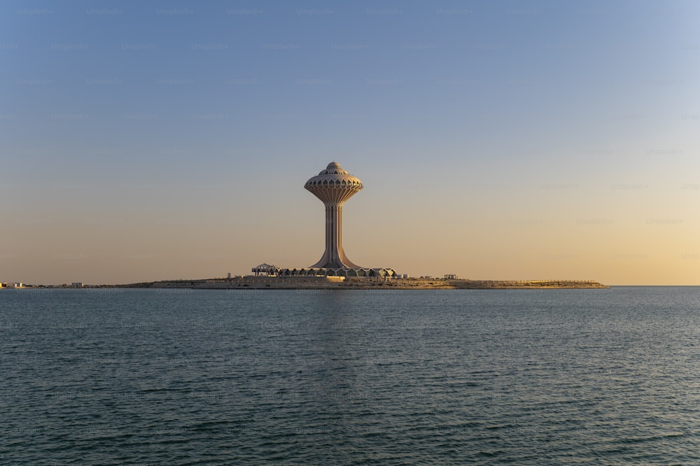 A Torre de Água Al Khobar tem oito andares a uma altura de 90 metros, e um restaurante com vista para a cidade.
