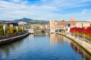 Terrén del río Nervión en el centro de Bilbao, ciudad más grande del País Vasco en el norte de España