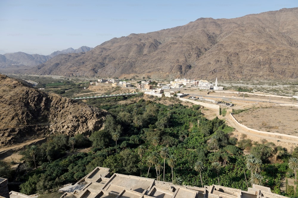Vista do patrimônio histórico de Thee-Ain em Al-Baha, Arábia Saudita em direção à vila de mesmo nome