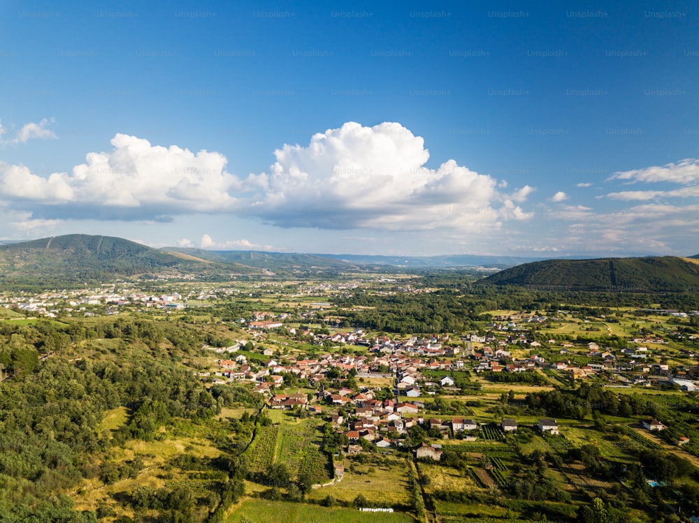 Vue panoramique des petits villages entourant Verin dans la province d’Ourense, Espagne.