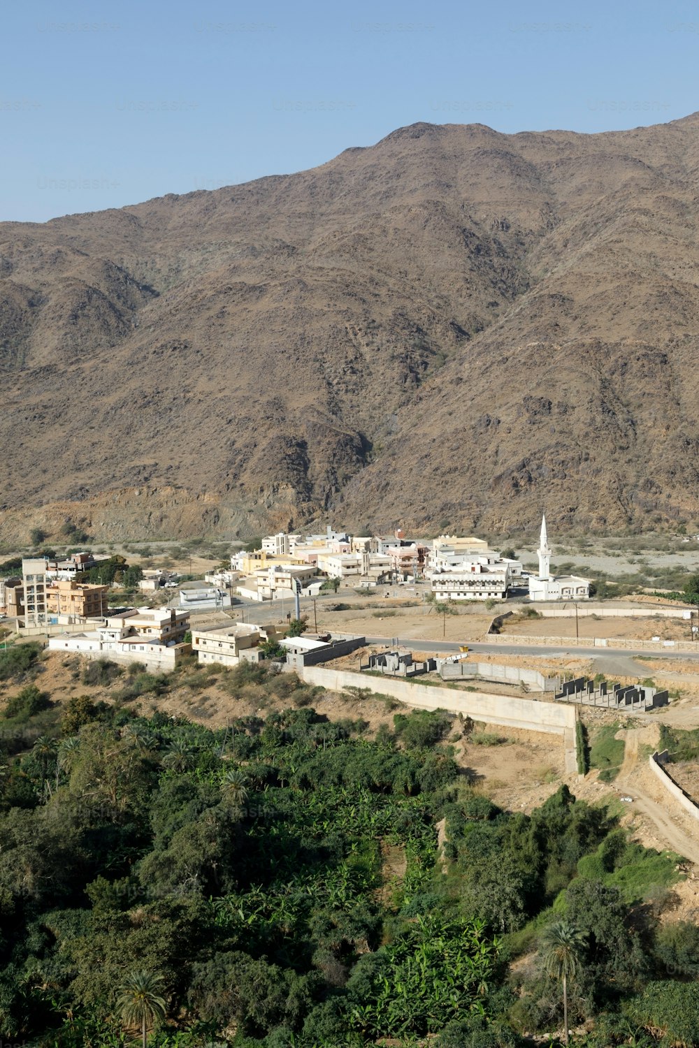 Vista do patrimônio histórico de Thee-Ain em Al-Baha, Arábia Saudita em direção à vila de mesmo nome