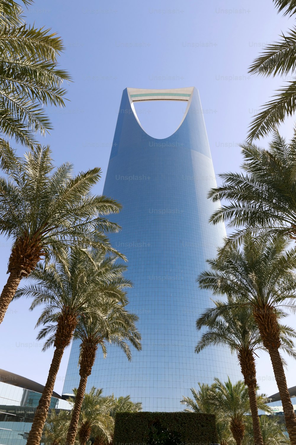 Kingdom Tower in Riad, Saudi-Arabien. Der Kingdom Tower ist ein Geschäfts- und Kongresszentrum, ein Einkaufszentrum und eines der wichtigsten Wahrzeichen der Stadt Riad