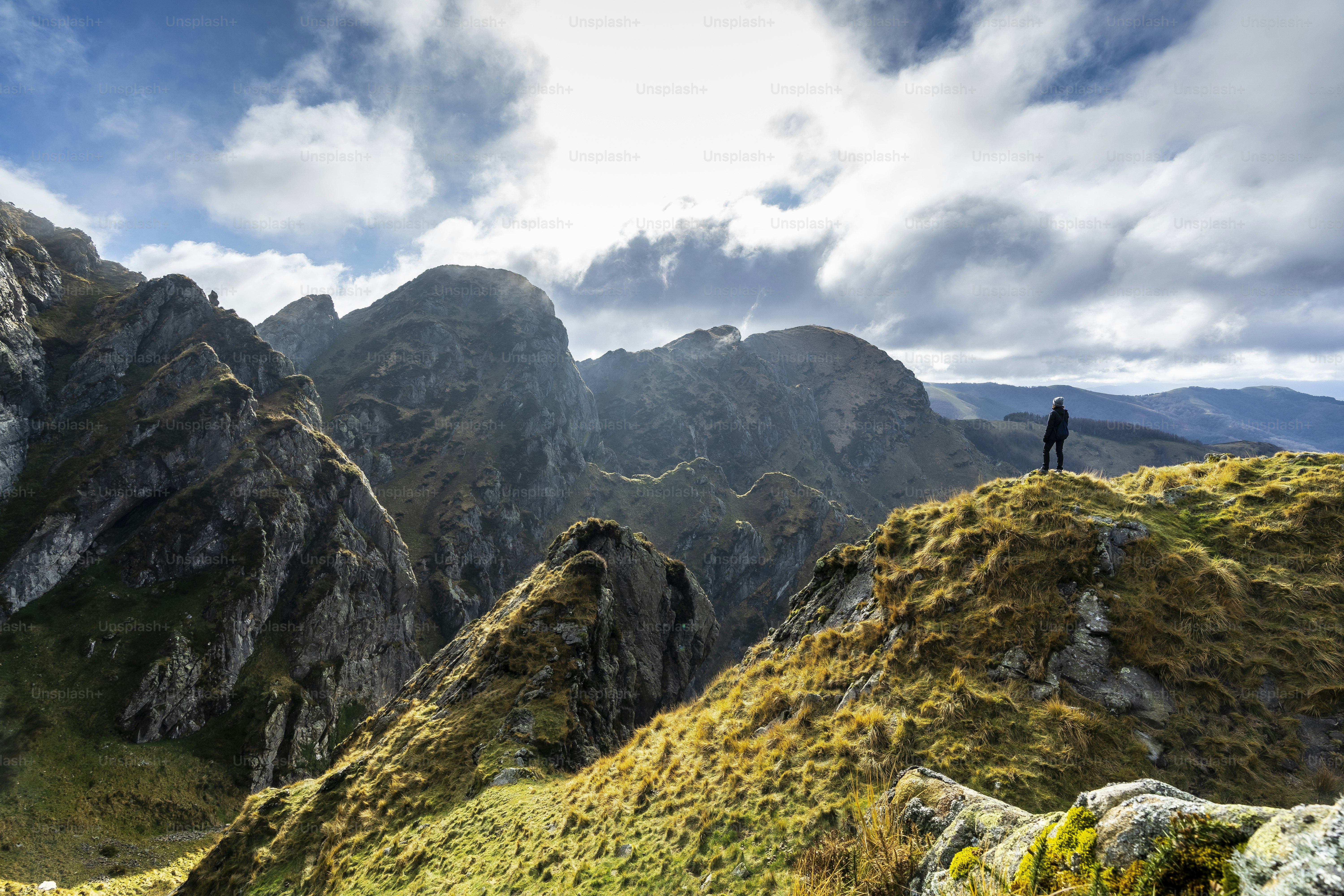 Temps brumeux et une jeune fille au sommet du mont Aiako Harria, Guipuzcoa. Pays basque
